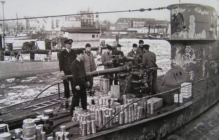 Загрузка продуктов и торпед на подлодку «U-48». 1939 г. 