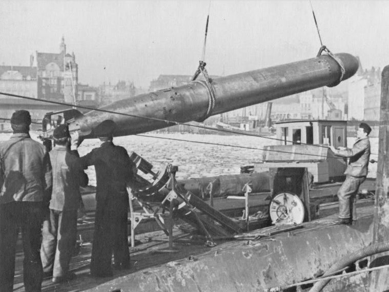 Загрузка продуктов и торпед на подлодку «U-48». 1939 г. 