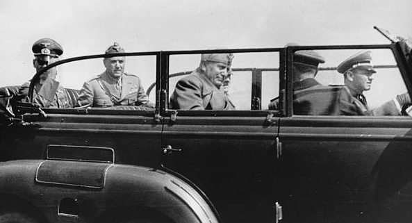 Герд фон Рунштедт, Адольф Гитлер и Бенито Муссолини в окрестностях г. Умань. 1941 г. 