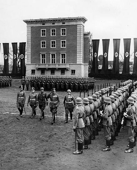 Курт Хаазе во время церемонии закладки первого камня в основание казармы. Берлин. 1939 г.