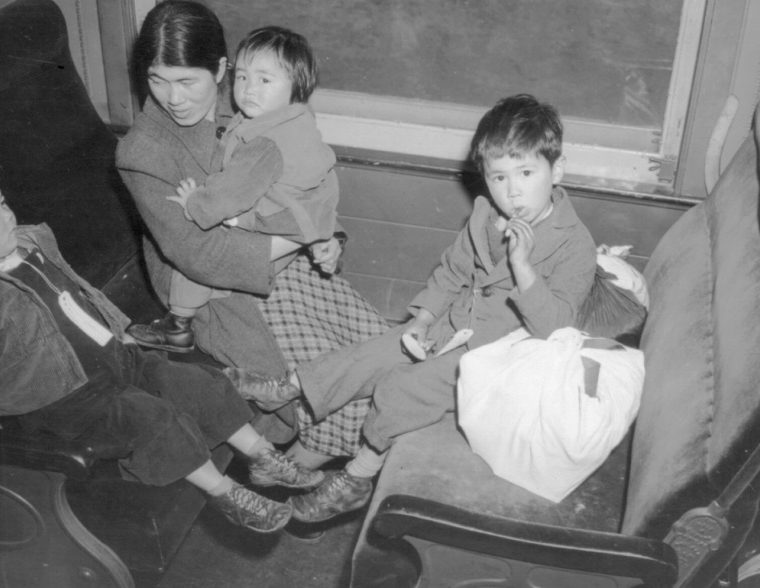 Семья следует в лагерь «Манзанар» для интернированных на поезде из Лос-Анжелеса. Апрель 1942 г.