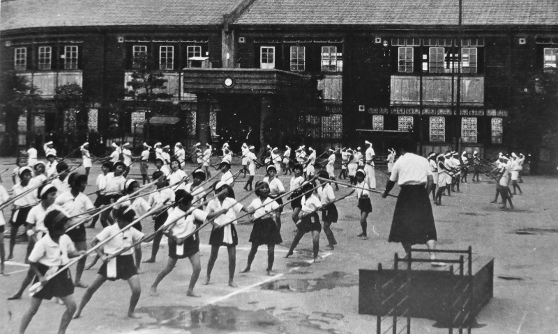 Японские школьницы на занятии с бамбуковыми копьями. 1942 г.