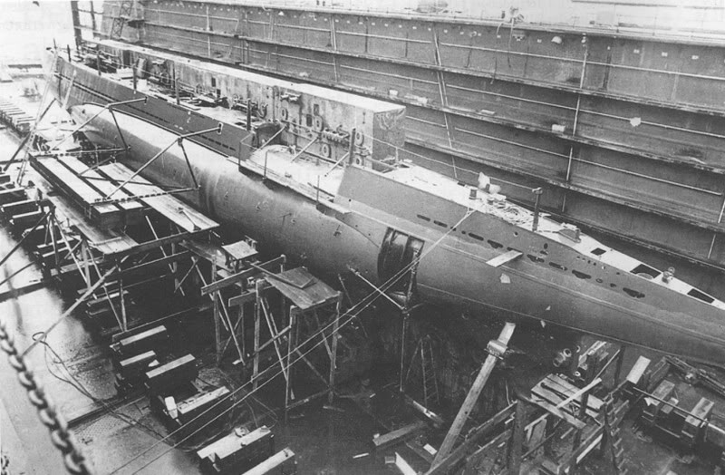 Сборка подлодки «U-24» в Констанце после перевозки по железной дороге. 1942 г.