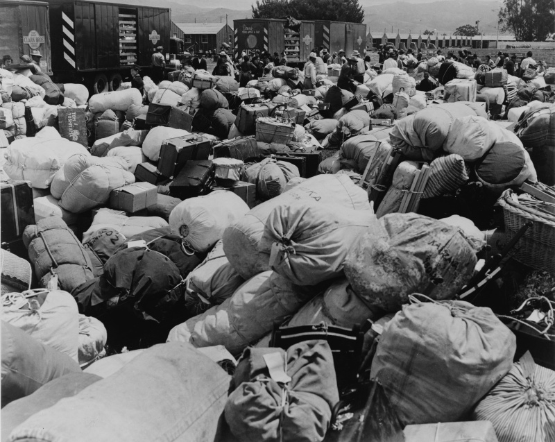 Вещи интернированных в лагере сборного пункта в Салинасе. Апрель 1942 г.