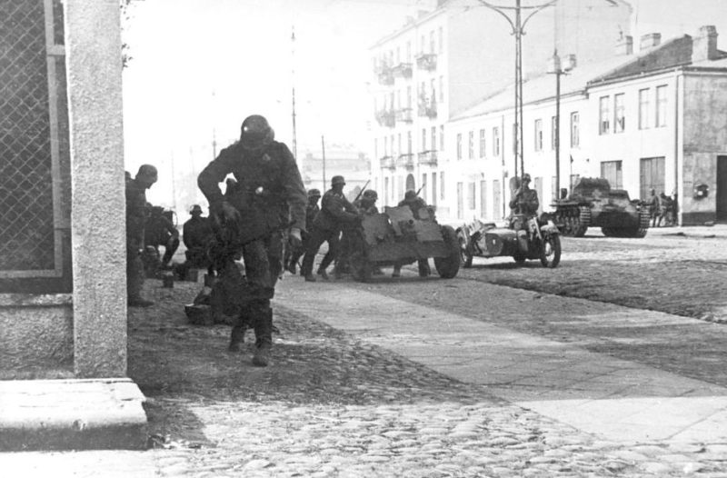 Немецкая пехота занимает город. 27 сентября 1939 г.