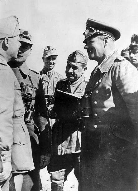 Эрвин Роммель с офицерами в Северной Африке. 1942 г. 