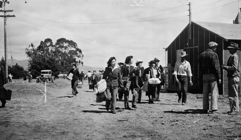 Вновь прибывшие в лагерь сборного пункта в Салинасе. Апрель 1942 г.