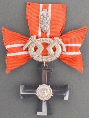 Крест 4-го класса ордена Креста Свободы за военные заслуги в военное время с дубовыми листьями за храбрость и отвагу. 
