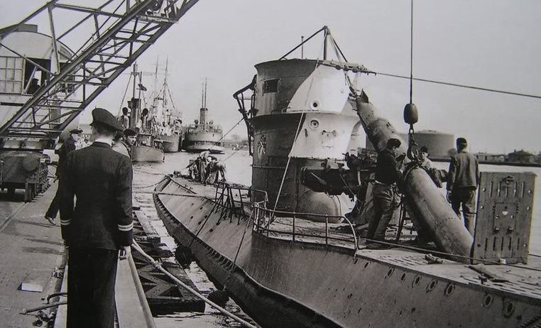 Погрузка торпед на подлодку «U-25». Вильгельмсхафен. Февраль 1940 г.