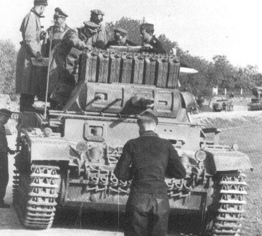 Ганс-Валентин Хубе осматривает танк. 1941 г.