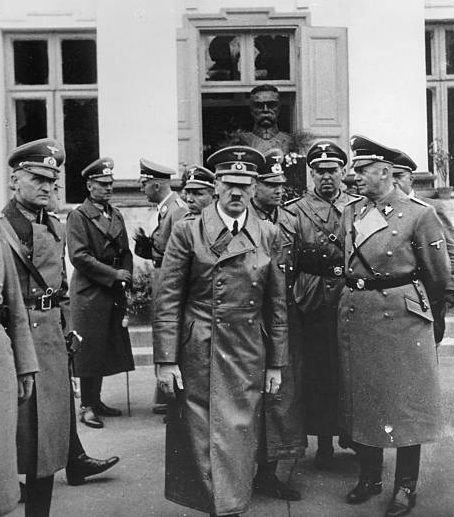 Герд фон Рунштедт и Адольф Гитлер. Бердичев. 1941 г.