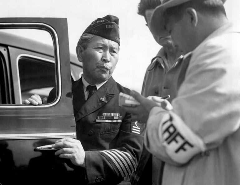 Американский ветеран Первой мировой войны японского происхождения во время прибытия в лагерь сборного пункта «Санта Анита». Апрель 1942 г.