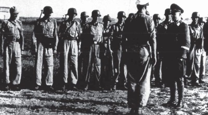 Курт Штудент осматривает отряд Отто Скорцени. 1943 г.
