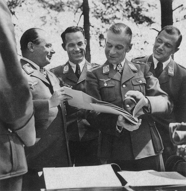 Эрнст Удет с офицерами. 1941 г.