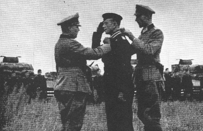 Ганс-Валентин Хубе вручает награду. 1941 г.
