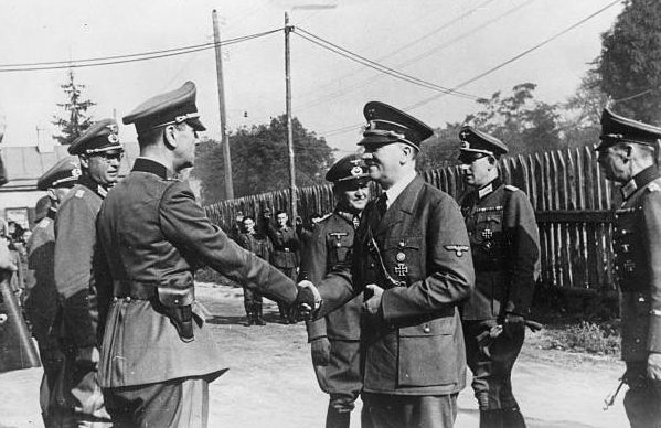Герд фон Рунштедт и Адольф Гитлер. Бердичев. 1941 г.