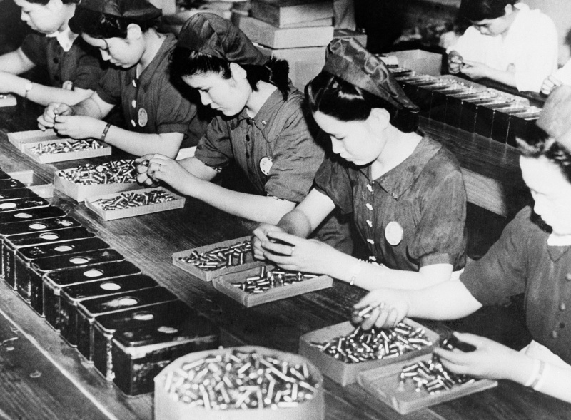 Женщины на оружейном заводе. 1943 г.