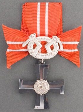 Аверс и реверс креста 4-го класса ордена Креста Свободы за военные заслуги в военное время.