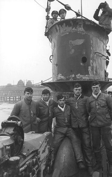 Моряки подлодки «U-50» после получения Железных Крестов. Вильгельмсхафен. Март 1940 г. 