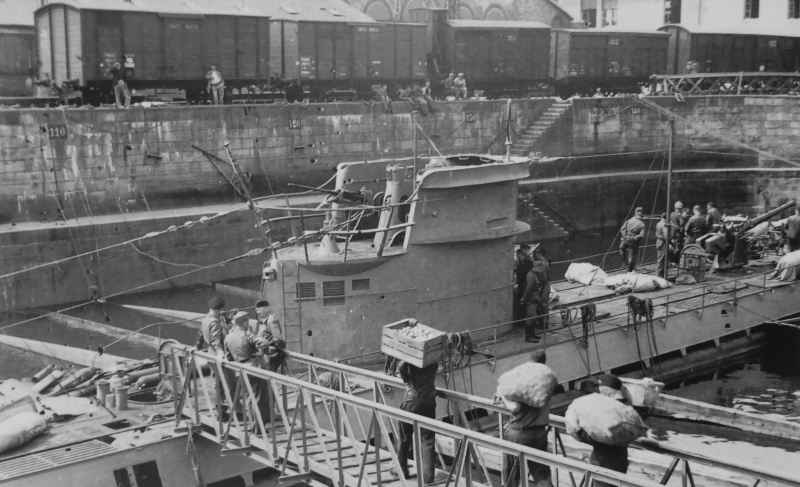 Загрузка продовольствия на подлодку «U-43» в порту Лорьяна. 1942 г. 