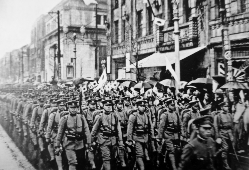 Колонна курсантов на улице города. 1943 г.
