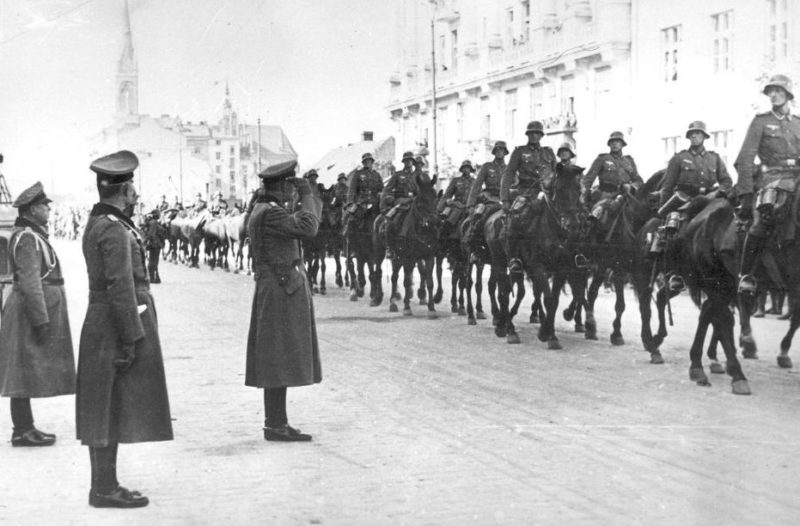 Немецкие войска заходят в город. 1 октября 1939 г.