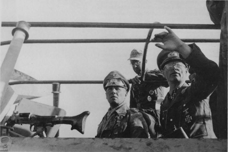 Эрвин Роммель и Георг фон Бисмарк в штабном бронетранспортере. 1942 г.