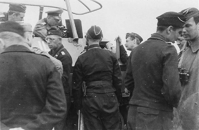 Ганс-Валентин Хубе в командирском бронетранспортере под Сталинградом. 1942 г.