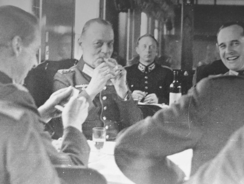 Герд фон Рунштедт и немецкие офицеры в вагоне-ресторане в пути из Парижа в Шербур. 1942 г.