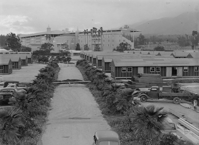 Бараки на сборном пункте для интернированных. Аркадия, Калифорния. Апрель 1942 г.