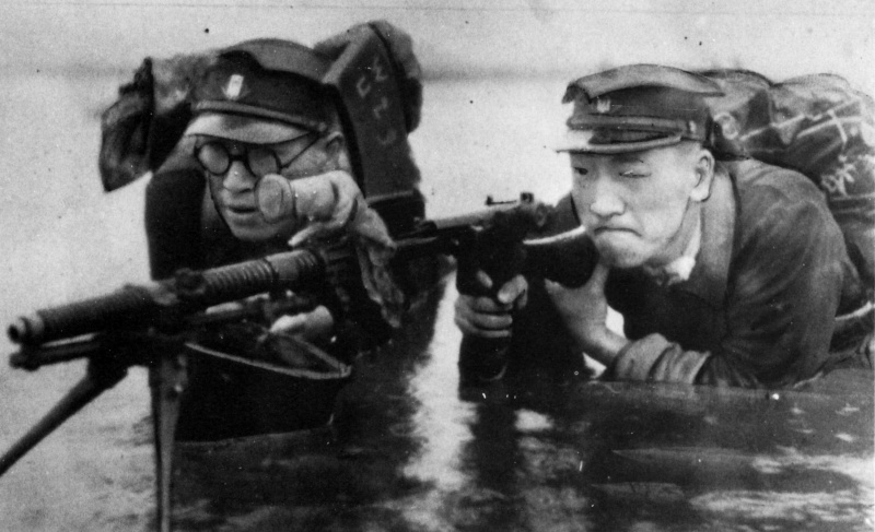 Студенты на занятиях по военной подготовке. 1943 г.