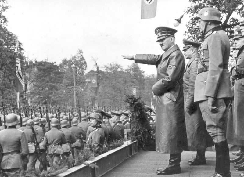 Адольф Гитлер в Варшаве на параде немецких войск. 5 октября 1939 г.
