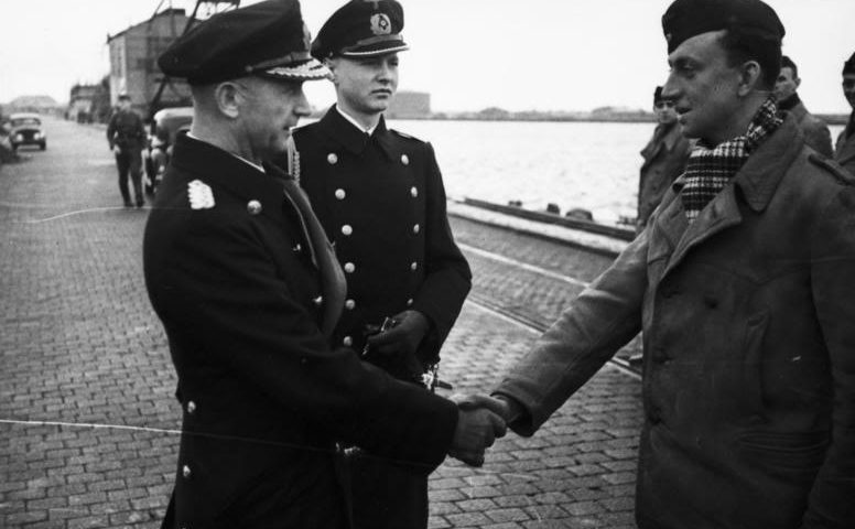 Адмирал Дёниц поздравляет экипаж «U-37». Вильгельмсхафен. Апрель 1940 г.