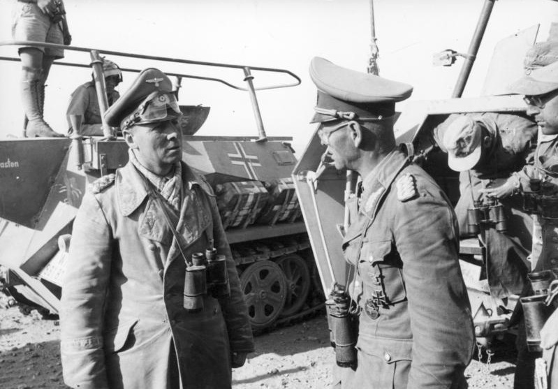 Эрвин Роммель и Георг фон Бисмарк в штабном бронетранспортере. 1942 г.