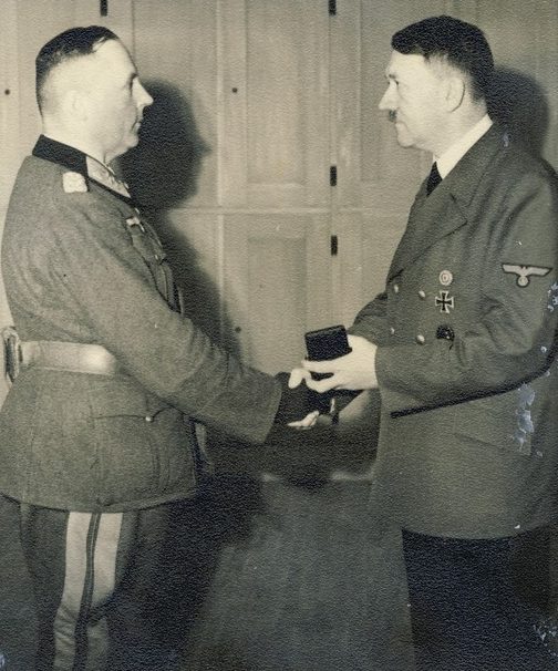 Ганс-Валентин Хубе получает Мечи к Рыцарскому кресту. 1943 г. 
