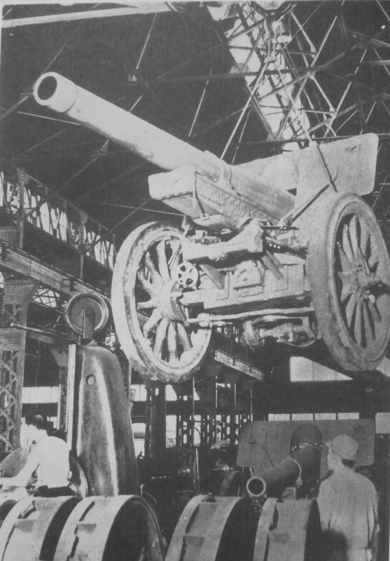 Производственная линия 150-мм гаубиц на заводе. 1943 г.