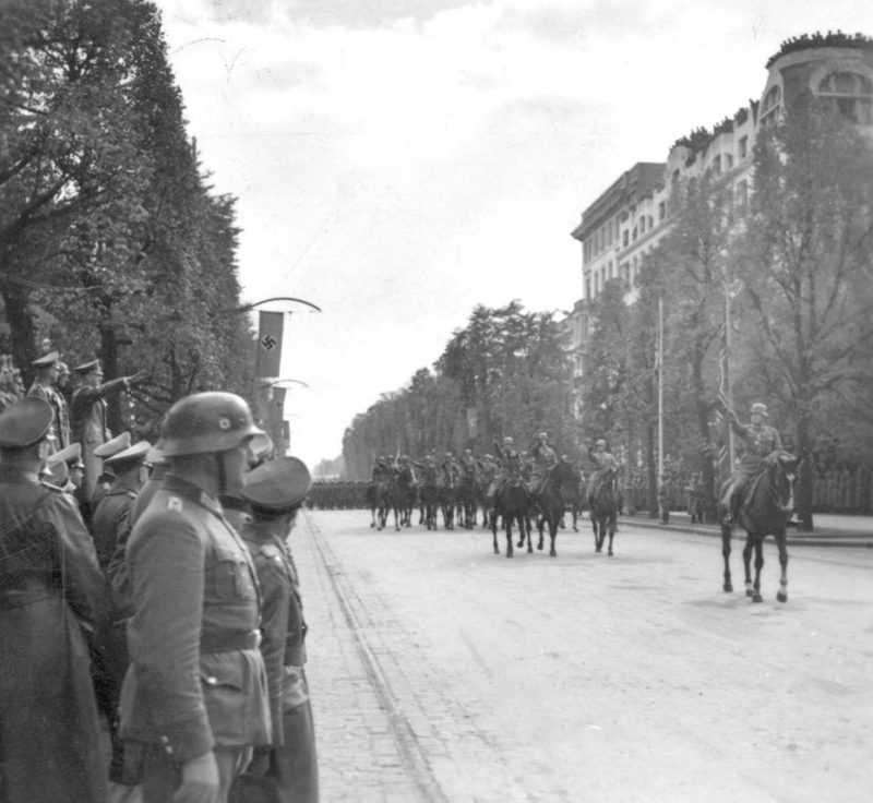Адольф Гитлер в Варшаве на параде немецких войск. 5 октября 1939 г.