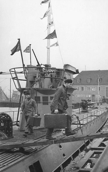 Экипаж уходит в отпуск с подлодки «U-37». Вильгельмсхафен. Апрель 1940 г.
