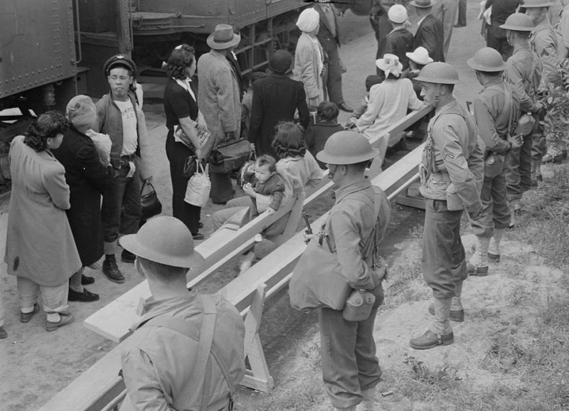 Отправка интернированных в лагеря из сборного пункта. Аркадия, Калифорния. Апрель 1942 г.