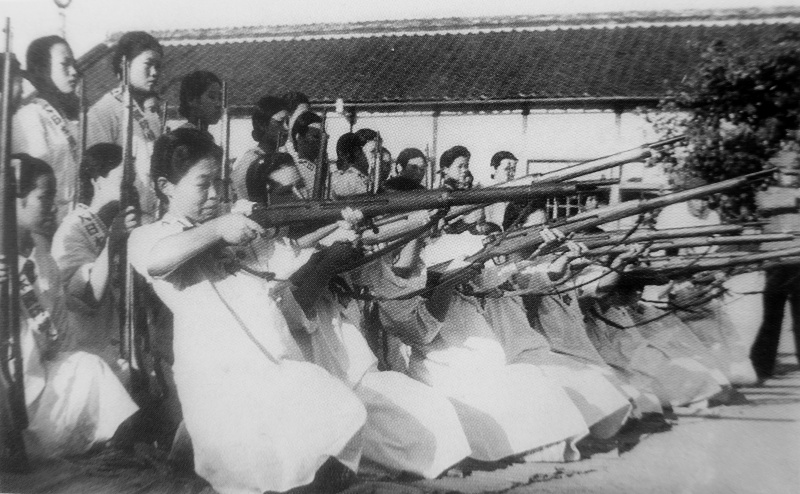 Девушки на занятии по стрельбе из винтовки. 1943 г.