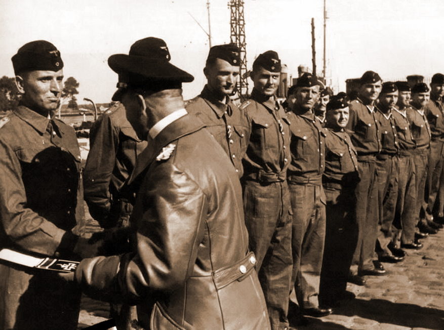 Гросс-адмирал Эрих Редер вручает командиру подлодки «U-99» Отто Кречмеру Рыцарский крест. Лорьян (Франция). 5 августа 1940 г. 