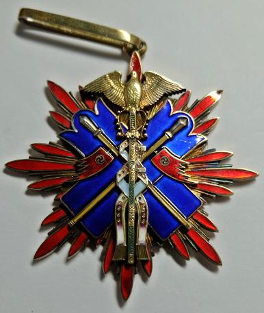 Знак Ордена Золотого коршуна.