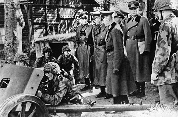 Герд фон Рунштедт инспектирует войска на Атлантическом вале. 1943 г.