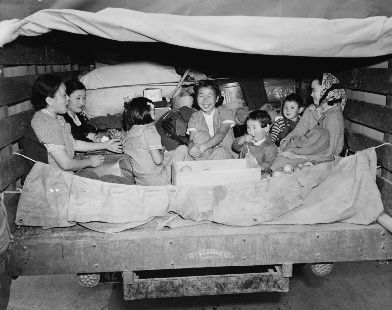 Японцы из Сан-Педро едут в лагерь для интернированных. Апрель 1942 г.