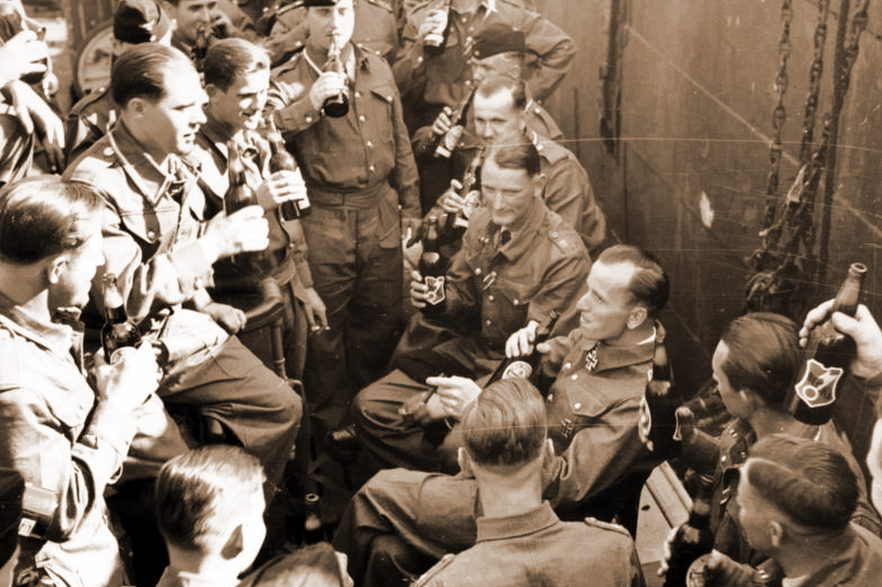 Отто Кречмер отмечает успешное окончание похода и свою награду с экипажем лодки. Август 1940 г.