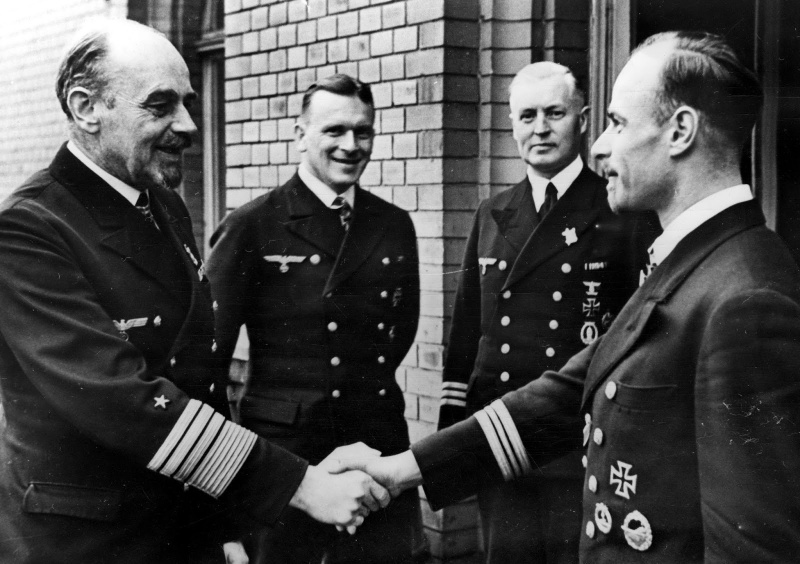 Командующий группой ВМС «Север» генерал-адмирал Рольф Карльс поздравляет с награждением Рыцарским Крестом командира подлодки «U-435» капитана-лейтенанта Зигфрида Штрелова. 1942 г.