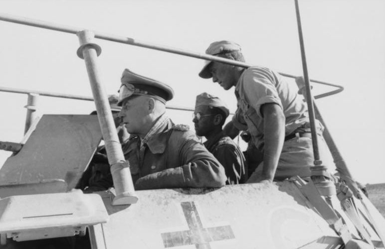 Эрвин Роммель в штабном бронетранспортере. 1942 г.