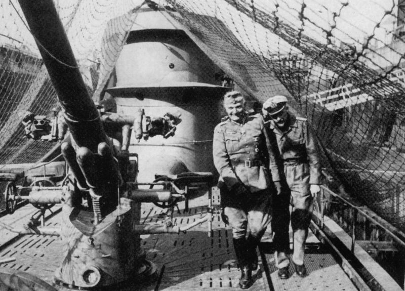Генерал-лейтенант Крацерт осматривает подлодку «U-65» капитан-лейтенанта Штокхаузена. Август 1940 г.