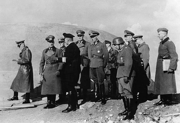 Герд фон Рунштедт с офицерами на побережье. 1943 г. 