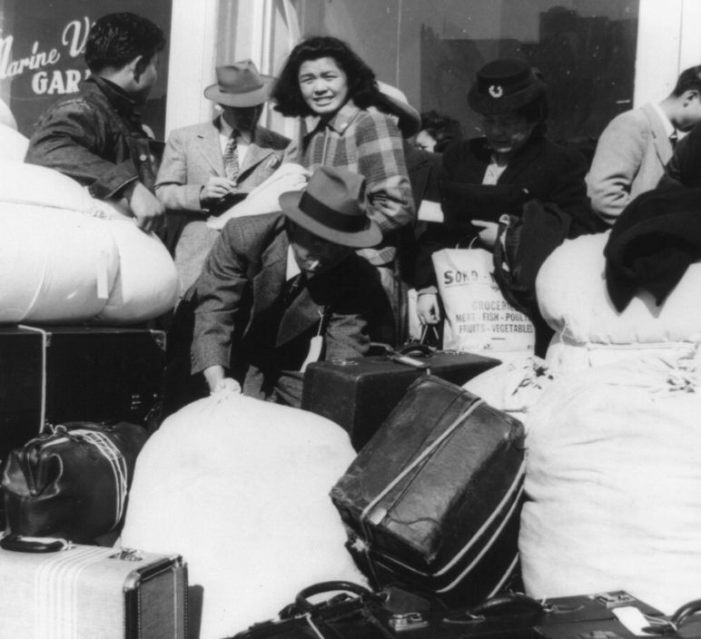 Японцы ожидают автобус в лагерь на улице Сан-Франциско. Апрель 1942 г.
